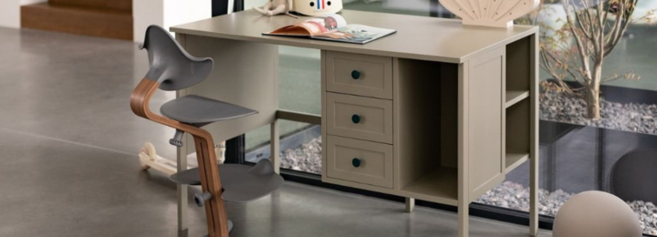 psaci stoly a židle